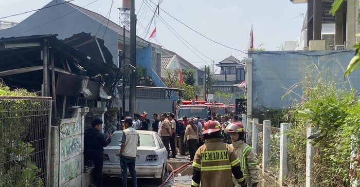 Bengkel Di Depok Ludes Terbakar Petugas Damkar Alami Luka Ledakan Tiner