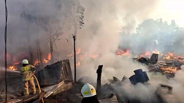 Damkar Menurunkan 18 Unit Armada Ke Jakut Padamkan Rumah Ikut Terbakar Dengan Lapak!