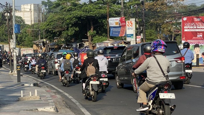Macet Akses Jalan Lalin UI Depok Arah Jakarta Pada Jam Berangkat Kantor!