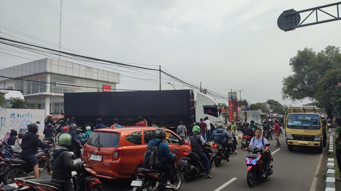 Truk Mogok Sebabkan Macet Jalan Raya Bogor Arah Jakarta Lalin