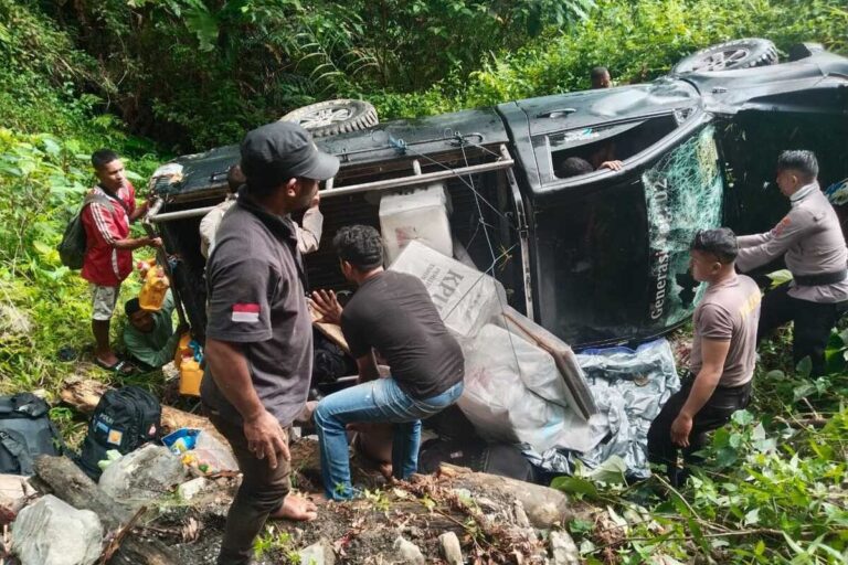 4 Polisi dan Ketua PPS Terluka ketika Mobil Angkut Logistik Pilkada Terbalik di Kabupaten Buru
