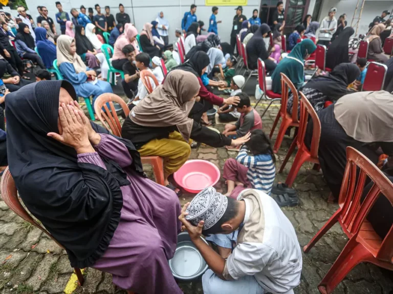 Kegiatan Cuci Kaki Ibu Massal di Jakarta Diwarnai Moment Haru