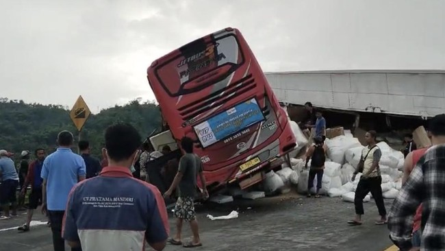 Bus Pelajar SMP IT Ditabrak Truk di Tol Pandaan-Malang, Empat Orang Tewas