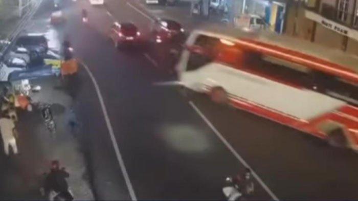 Bus Pariwisata Alami Rem Blong Berhasil Hantam Kendaraan Di Batu, Korban Bergelimpangan!