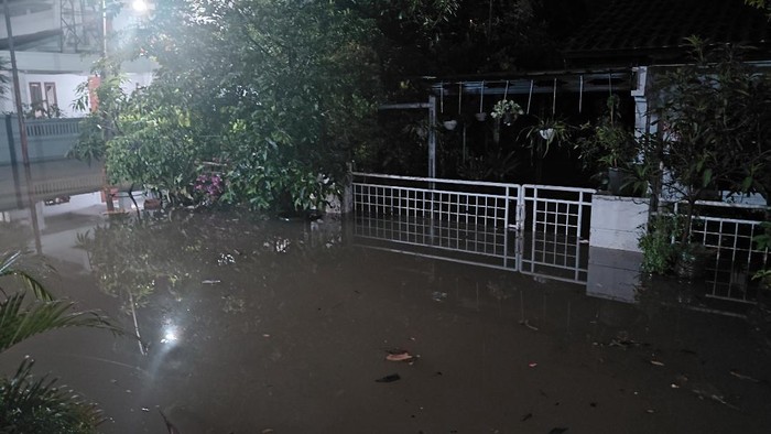 Banjir Setinggi 1 Meter Rendam Perumahan di Pondok Gede Bekasi