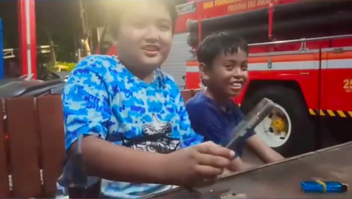 Dua Bocah di Jaktim Kembalikan HP Temuan Lewat Damkar, Aksi Jujur Tuai Pujian
