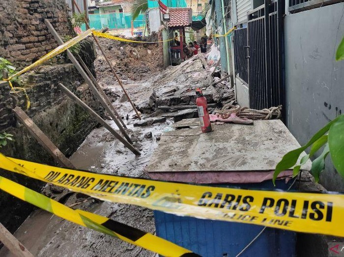 Walkot Jakbar Minta Kontraktor Bertanggung Jawab Atas Robohnya Tembok Sekolah di Palmerah