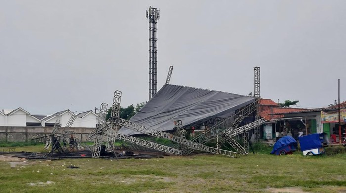 Panggung HUT Desa Cilebut Barat Bogor Roboh Diterjang Angin Kencang Saat Persiapan Acara