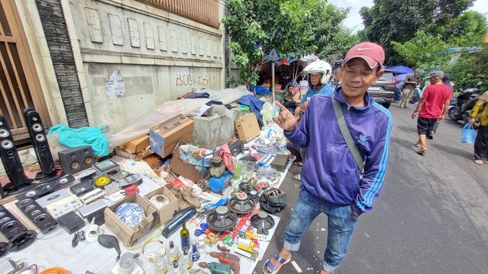 Barang Random di Pasar Loak Jatinegara Jadi Incaran Gen Z, Viral Imbas Konten TikTok