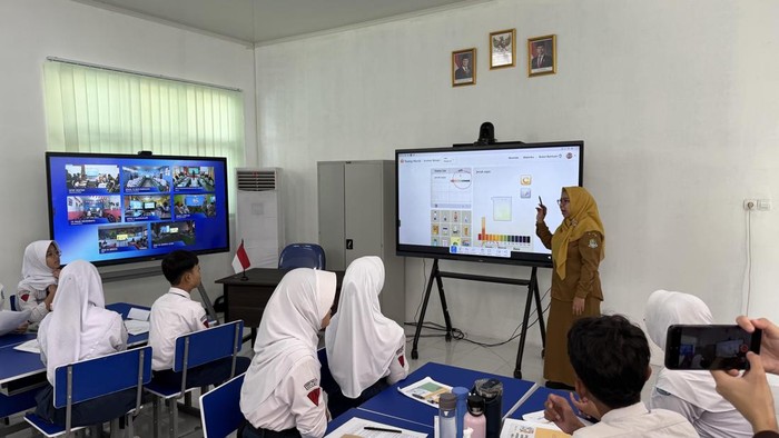 Mendikdasmen Ungkap Alasan SMPN 4 Bekasi Dipilih Prabowo untuk Peluncuran Smartboard Nasional